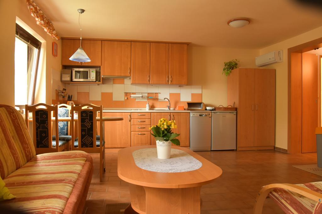 Za Kaplicku Guest House Hovorany Bagian luar foto